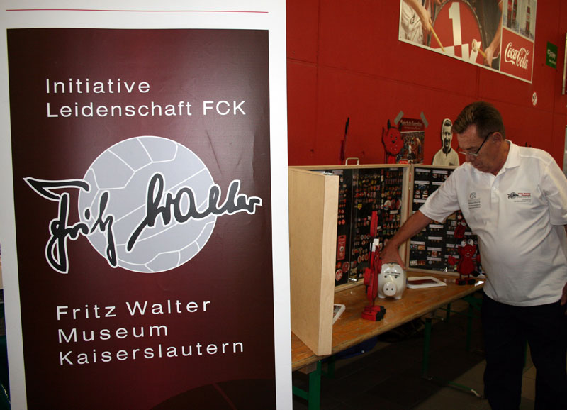  Die „Initiative Leidenschaft – Fritz-Walter-Museum Kaiserslautern“ schloss sich direkt an die „Sport-Souvenir-Börse“ mit einem Informationsstand an.