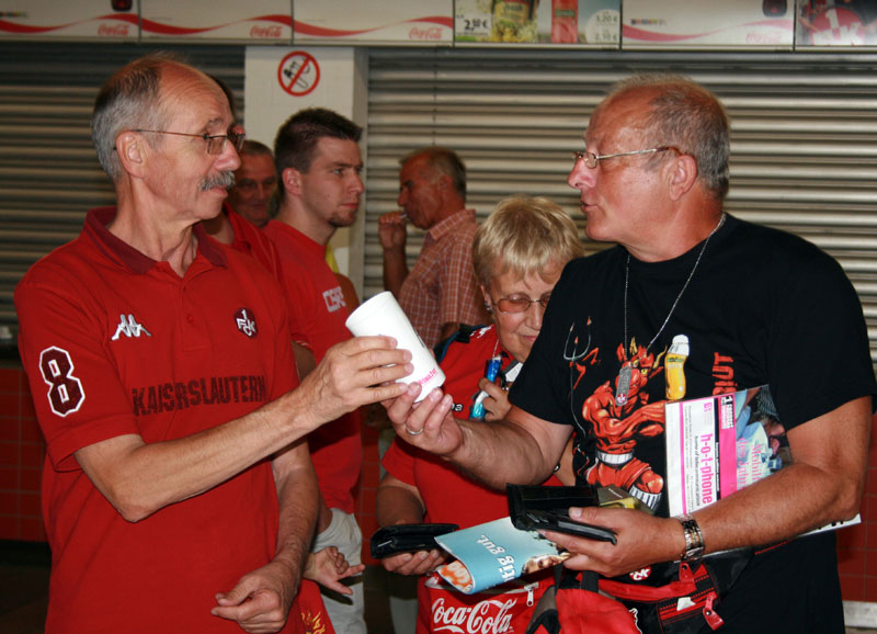  Veranstalter Rolf Conrad (links) beim Tauschen.