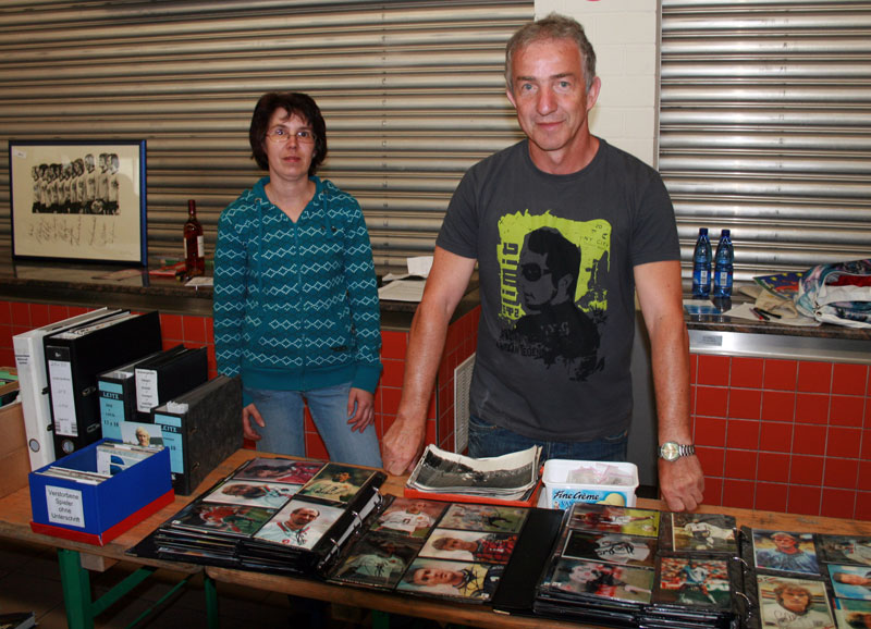  Veranstalter Thomas Butz (rechts) und seine Gattin warteten an ihrem Stand auf Interessenten.