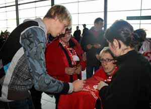 Während im November letzten Jahres Neuzugang Martin Amedick eifrig Autogramme schrieb…,