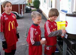 „Mach mal Pause” – Trink- und Obstpausen sind unverzichtbar beim täglichen Training.