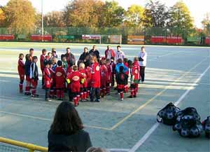  Offizielle Begrüßung auf reifbedecktem Kunstrasen, vor idyllisch herbstlicher Kulisse im Alzeyer Warthbergstadion.