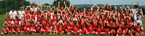 Die Teilnehmer an Ratinhos Fußballcamp in Idar-Oberstein auf dem Gelände des ASV.