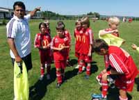 Ratinho erklärte den jungen Fußballern, wie das Training aufgebaut ist.