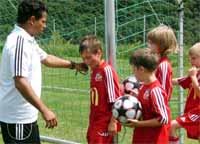 Ratinho erklärte den jungen Fußballern, wie das Training aufgebaut ist.