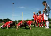 Die Verlieren der Trainingsspielchen mussten gemeinsam Liegestütze absolvieren.