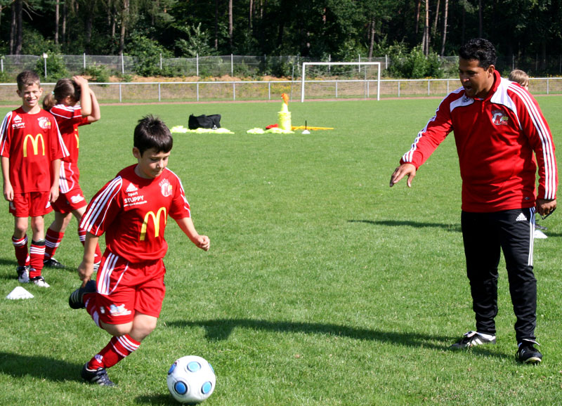  Das macht Spaß: Fußball spielen unter der Anleitung von Ratinho.