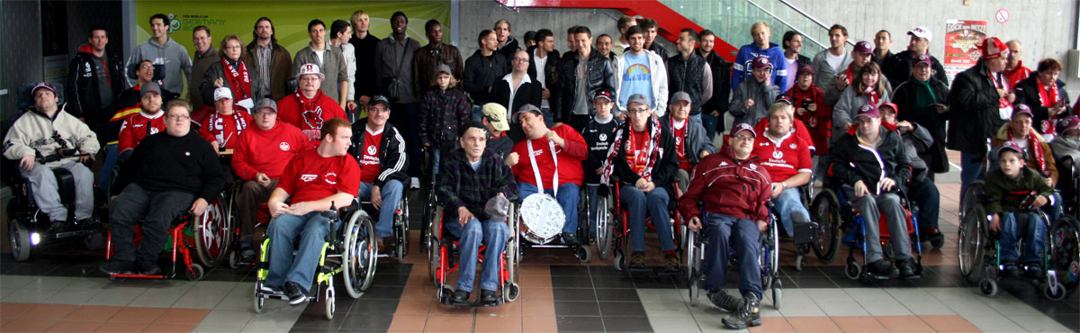 Die Mannschaft des 1. FC Kaiserslautern stellte sich bei der speziellen Autogrammstunde für Menschen mit Beeinträchtigungen mit ihren Anhängern zum Gruppenbild auf.