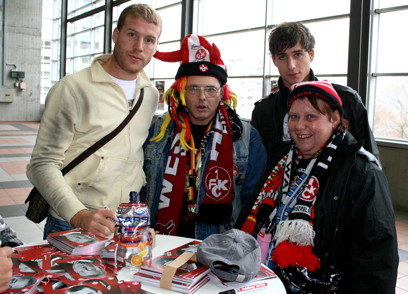 Stürmer Adam Nemec bekam Gesellschaft von wunderschön hergerichteten FCK-Anhängern.