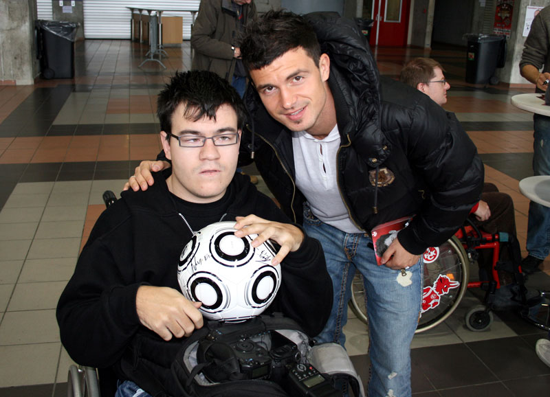 Der Vorsitzende des Fanclubs “Handicap-Devils”, Carsten Radka (Bild rechts) suchte sich Dragan Paljic (Bild links mit Florian Schmitt) und Srdjan Lakic als „Fotomodelle“ aus.