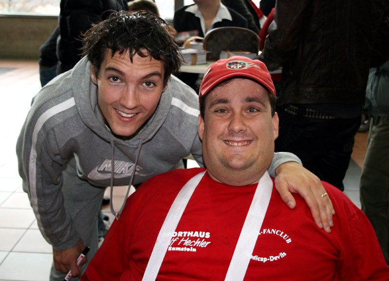 Der Vorsitzende des Fanclubs “Handicap-Devils”, Carsten Radka (Bild rechts) suchte sich Dragan Paljic (Bild links mit Florian Schmitt) und Srdjan Lakic als „Fotomodelle“ aus.