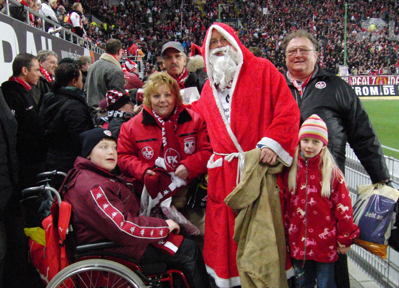 Trotz allem Zeitdruck: Der Nikolaus nahm sich immer mal wieder die Zeit für ein Foto mit den Fußballanhängern.