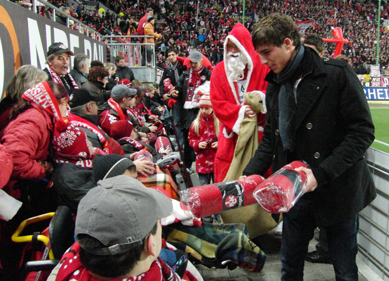 Torhüter Kevin Trapp half dem Nikolaus beim Verteilen der Geschenke.