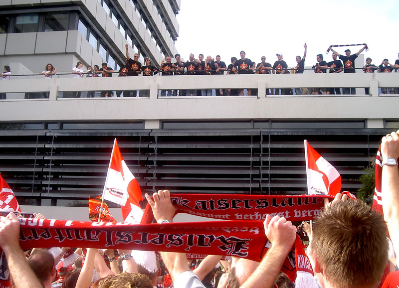 Begeisterte Fans jubeln der Mannschaft zu.