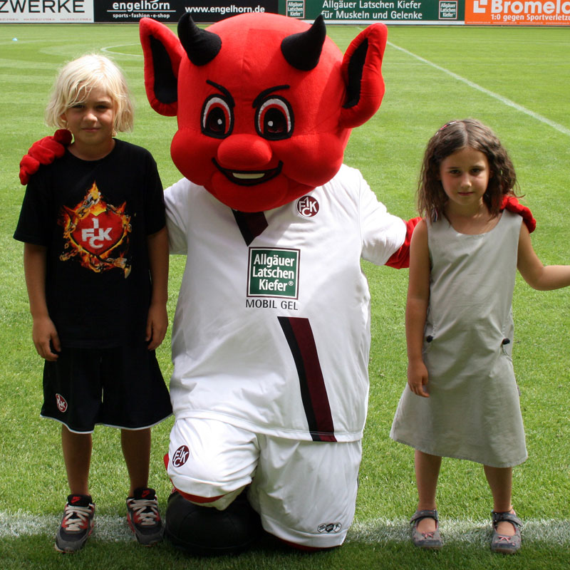 Maskottchen „Betzi“ nahm die beiden Siegerkinder Nele und Elias in den Arm.