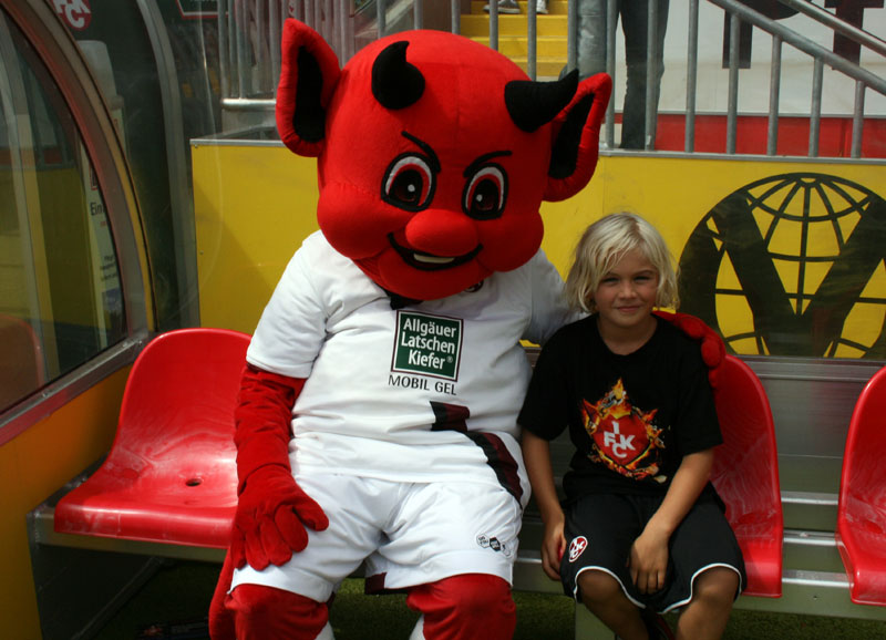  „Betzi“ und der Sieger des Luftballon-Wettflugs, Elias Benkler.