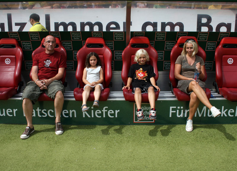  Die Gewinnerkinder mit ihren Begleitern durften auf der Auswechselbank sitzen.