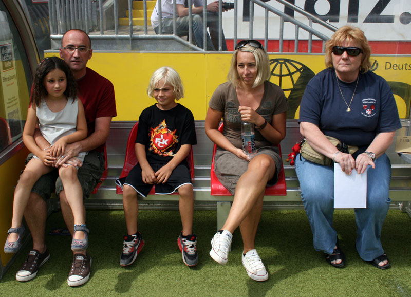  Danach leistete ihnen die Fairplay-Vorsitzende Gesellschaft, bis der große Moment der Siegerehrung im gut besetzten „Fritz-Walter-Stadion“ kam.