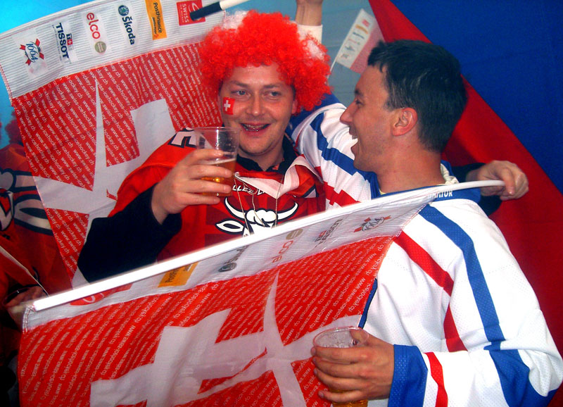 Sportlich fair und fröhlich vereint: Die Fans aus Tschechien und der Schweiz.