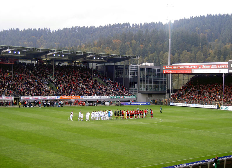 In der Freiburger „Badenova-Arena“ ist alles angerichtet – die Mannschaften sind zum Spiel bereit.