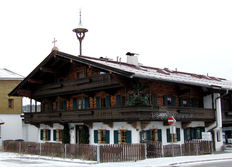  Tiroler Haus in Ellmau. Der Fremdenverkehrsort liegt im Sölland, einem Ost-West Längstal, das im Norden vom Kaisergebirge und im Süden von den Ausläufern der Kitzbüheler Alpen begrenzt wird.