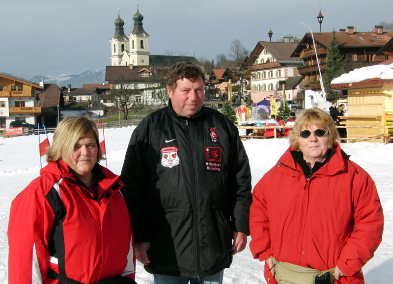 Mehrfach besuchten Gruppenmitglieder die 7 Kilometer entfernte Marktgemeinde Hopfgarten (rund 5.300 Einwohner). Das barocke, doppeltürmige Gotteshaus („Dom des Brixentales“) ist ein weithin sichtbares Wahrzeichen.