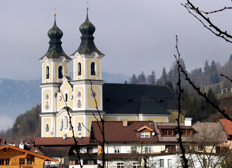 Mehrfach besuchten Gruppenmitglieder die 7 Kilometer entfernte Marktgemeinde Hopfgarten (rund 5.300 Einwohner). Das barocke, doppeltürmige Gotteshaus („Dom des Brixentales“) ist ein weithin sichtbares Wahrzeichen.