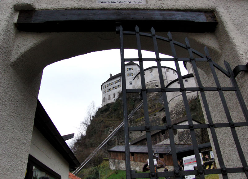  Kufstein am Inn wird überragt von seiner trotzigen Festung.