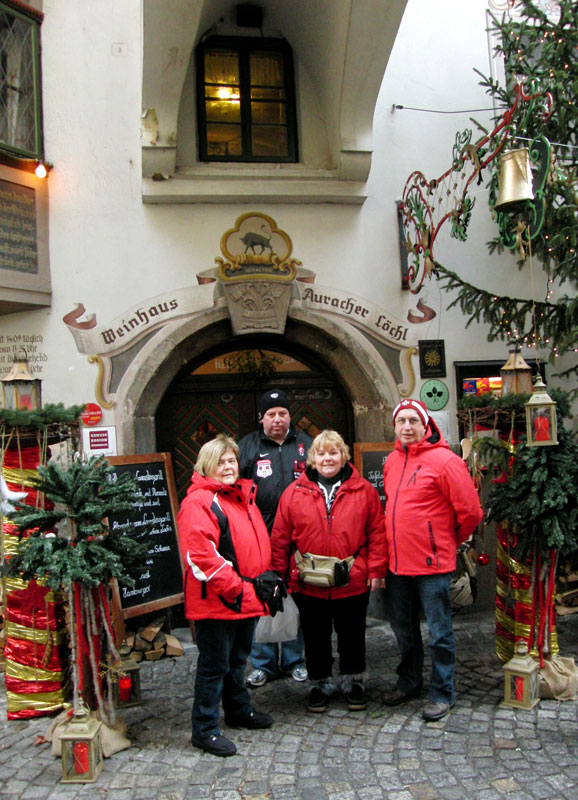  Am Fuße der mittelalterlichen Festung (Bild links) liegt das urige Weinhaus „Auracher Löchl“, dem Geburtshaus des „Kufstein Liedes“ (rechts).