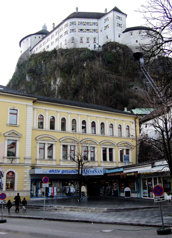 Am Fuße der mittelalterlichen Festung (Bild links) liegt das urige Weinhaus „Auracher Löchl“, dem Geburtshaus des „Kufstein Liedes“ (rechts).