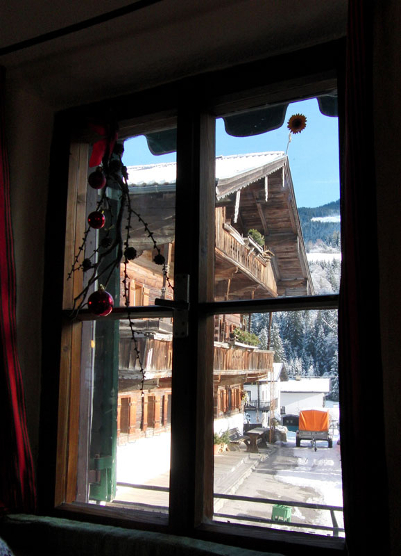 Blick aus dem Fenster des Gasthofes „Fuchswirt“. Auch ein religiöses Marterl ziert den Weg hin zu dem urigen Gasthaus (Bild rechts).