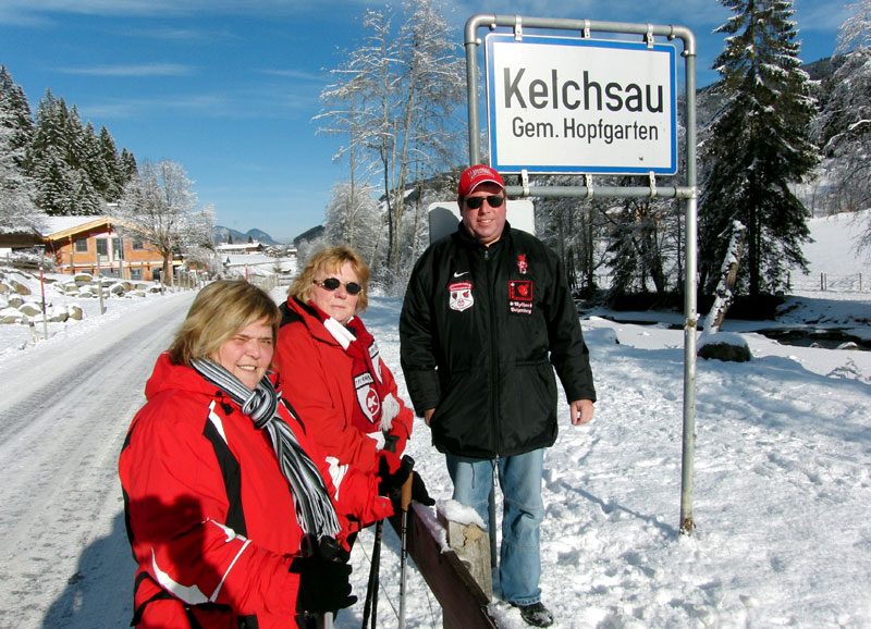  Kelchsau gehört zum Gemeindegebiet von Hopfgarten im Brixental. Dort verbrachte eine Fairplay-Gruppe den Jahreswechsel 2009/10. Das Foto recht zeigt drei der sechs angereisten Fußballfreunde.