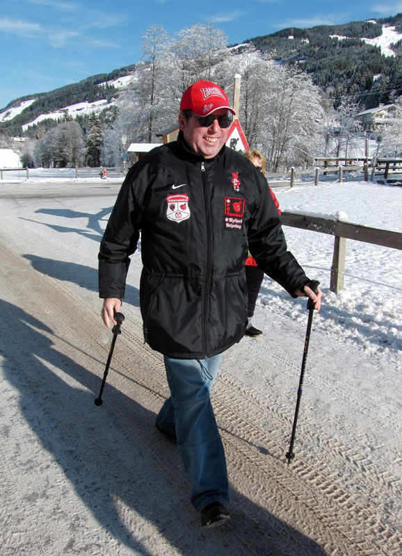  Die grandiose Natur lädt ein zu vielfältigen sportlichen Aktivitäten ein, unter anderem „Nordic Walking“ (rechtes Bild).