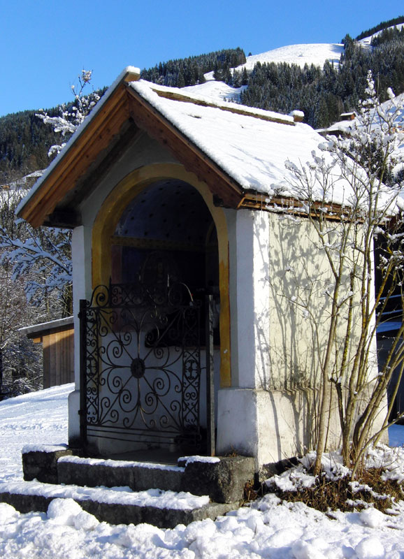  Blick aus dem Fenster des Gasthofes „Fuchswirt“. Auch ein religiöses Marterl ziert den Weg hin zu dem urigen Gasthaus (Bild rechts).