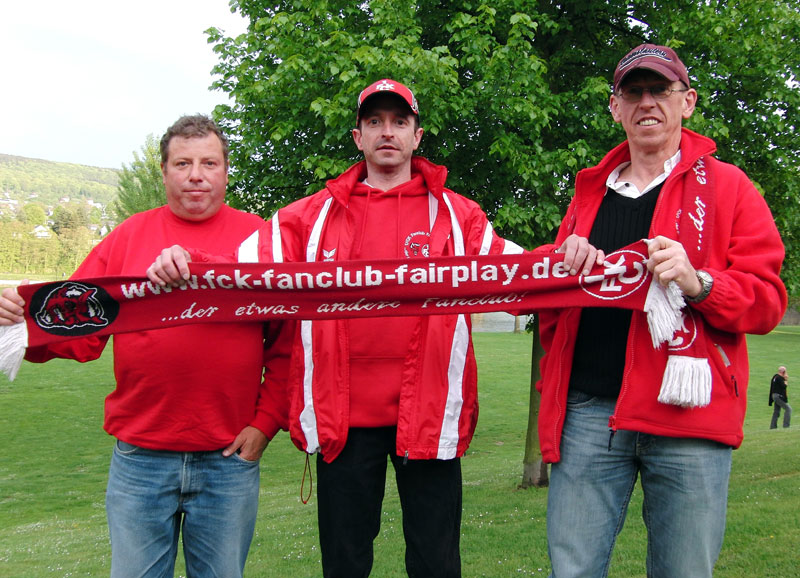 Die drei Fairplay-Mitglieder Högi, Manni und Bernhard kurz vor dem Spiel bei der TuS Koblenz.