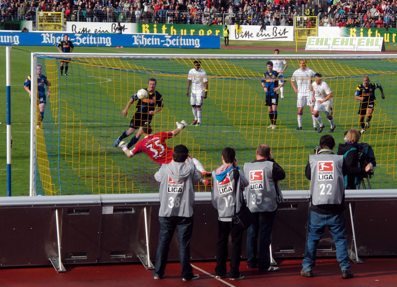  Matej Mavric ließ beim umstrittenen Elfmeter Sekunden vor dem Halbzeitpfiff Torhüter Robles keine Chance und verwandelte zum zwischenzeitlichen 2:1 Führungstreffer für die Gastgeber.