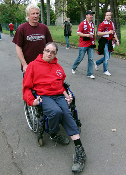  Georg und sein Betreuer Uli auf dem Weg ins Stadion.