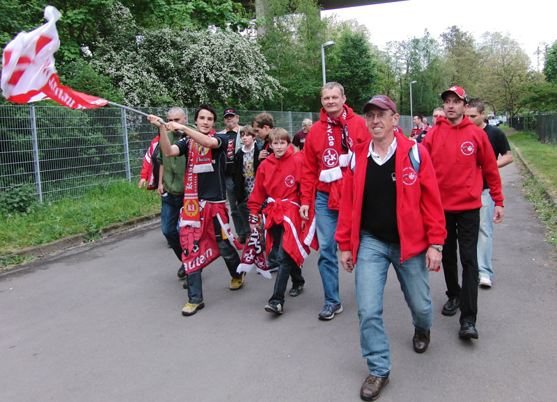 Frohgemut ziehen die Fairplay-Mitglieder zum Stadion „Oberwerth“.