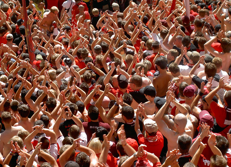 Beeindruckender Belohnung durch die Fans für diese triumphale Rückkehr ins Fußball-Oberhaus! Rund 5.000 begleiteten ihr Team nach Köln.