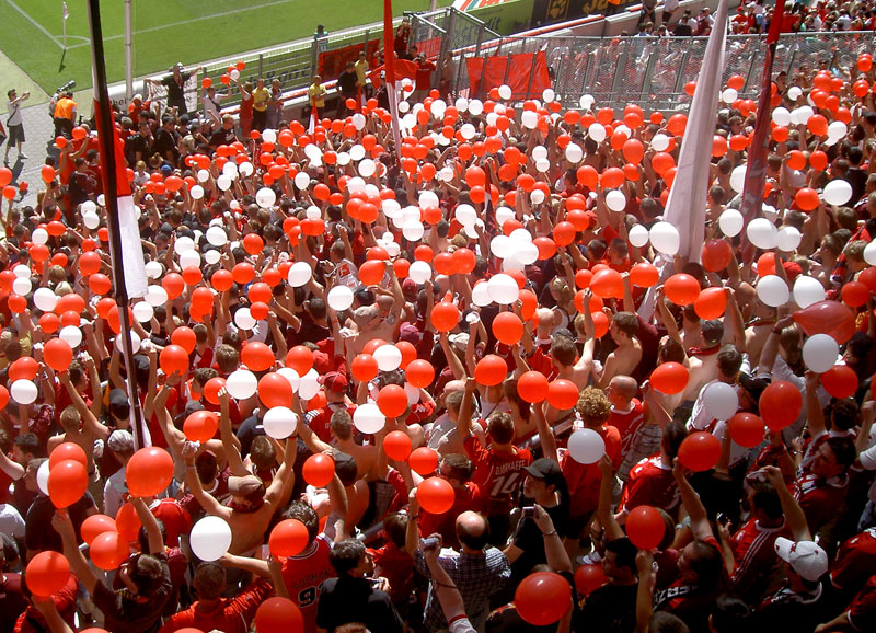 Eine tolle Atmosphäre herrschte im FCK-Block der Rheinernergie-Arena...