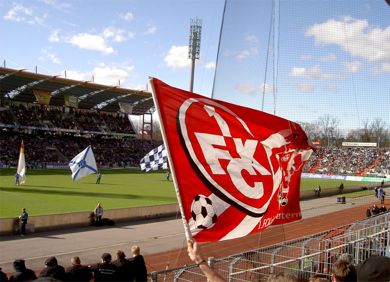  Stimmungsvoll gestalteten rund 10.000 FCK-Anhänger die Südkurve des Wildpark-Stadions.