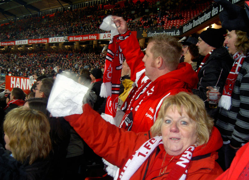 Das wird mittlerweile in vielen Stadien der Republik nachgeahmt: „Auf Wiedersehen“ und „Tempo-Taschentücherwinken“ der FCK-Fans kurz vor dem Abpfiff.