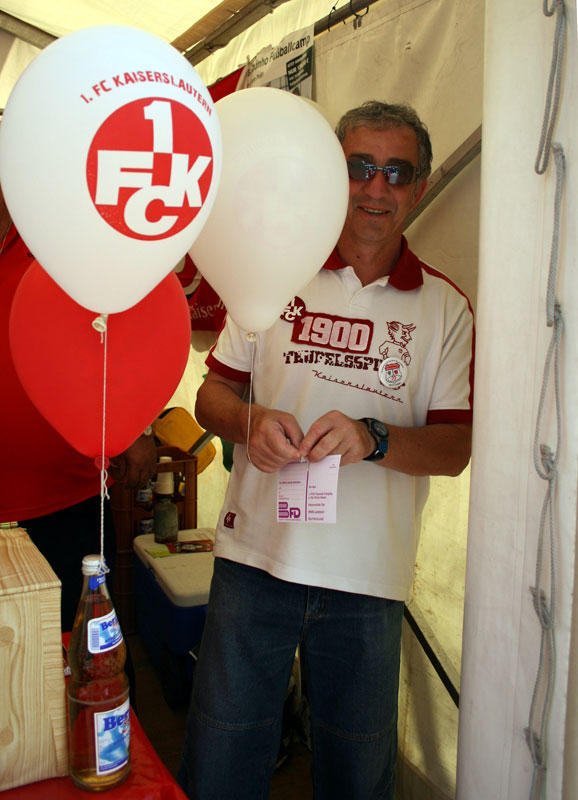 Helfer Thomas (links) kümmerte sich im Wesentlichen um den Luftballon-Wettflug, Helga bediente derweil das Glücksrad.