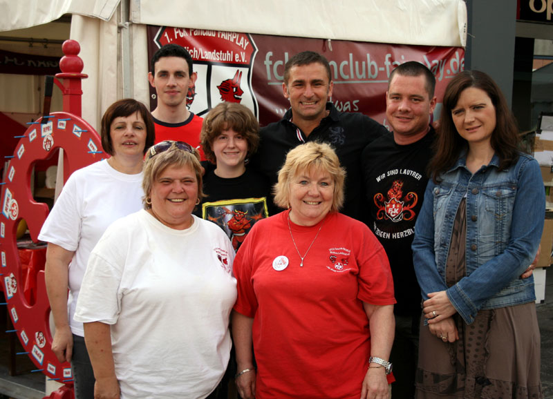  1. FCK-Vorstandsvorsitzender Stefan Kuntz ließ es sich natürlich auch nicht nehmen, den Fairplay-Stand beim „Rheinland-Pfalz-Tag 2010“ zu inspizieren.