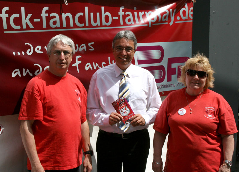 Innen-Staatssekretär Roger Lewentz bei seinem Besuch am Fairplay-Stand (Foto: Oliver Schneider).