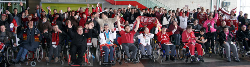 Obligatorisch bei der „Rolli-Autogrammstunde: Das Gruppenbild mit der Mannschaft.