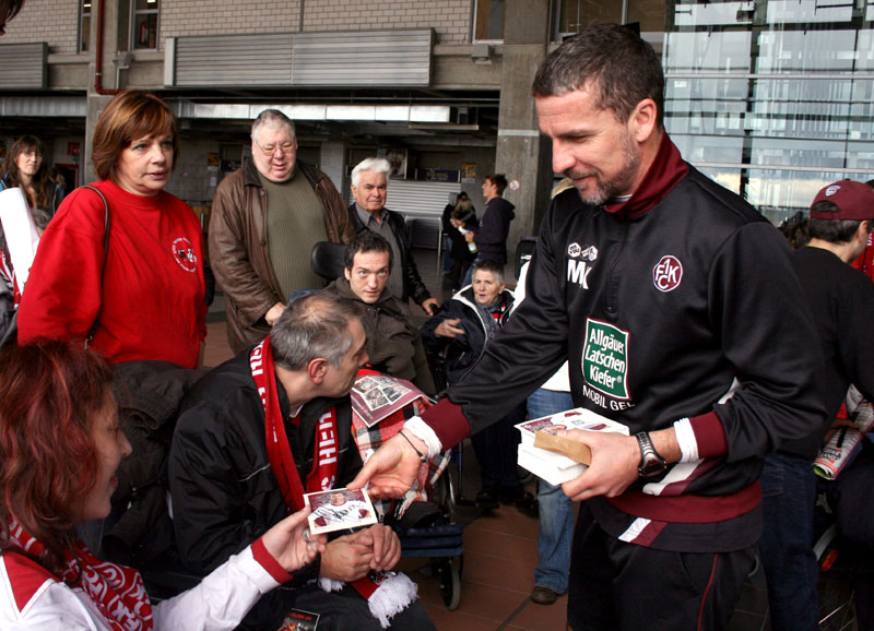 Trainer Marco Kurz inmitten seiner Anhängerschar.