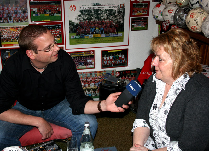 SWR4-Reporter Frank Mühlenbrock im Gespräch mit der Fanclub-Vorsitzenden.