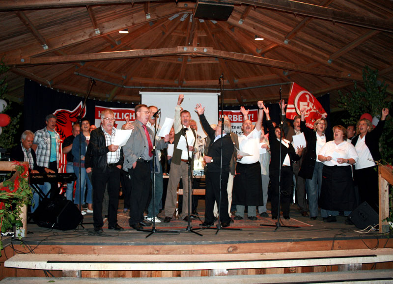  Die „Hobby Singers“ mit Norbert Thines in ihrer Mitte.