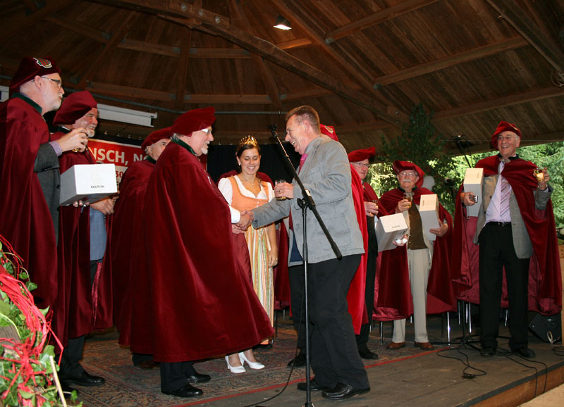 Norbert Thines im Kreise der „Zellertaler Weinritter“.